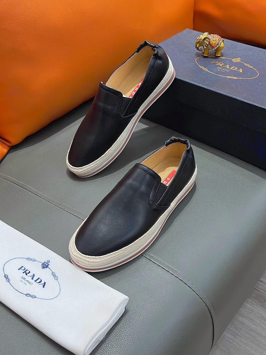 Men's shoes PRADA "Prada" P420 Regular size: 38-44 (slip-on shoes) Product materials: Selected cowhide upper, soft sheepskin foot pads, original factory special outsole.